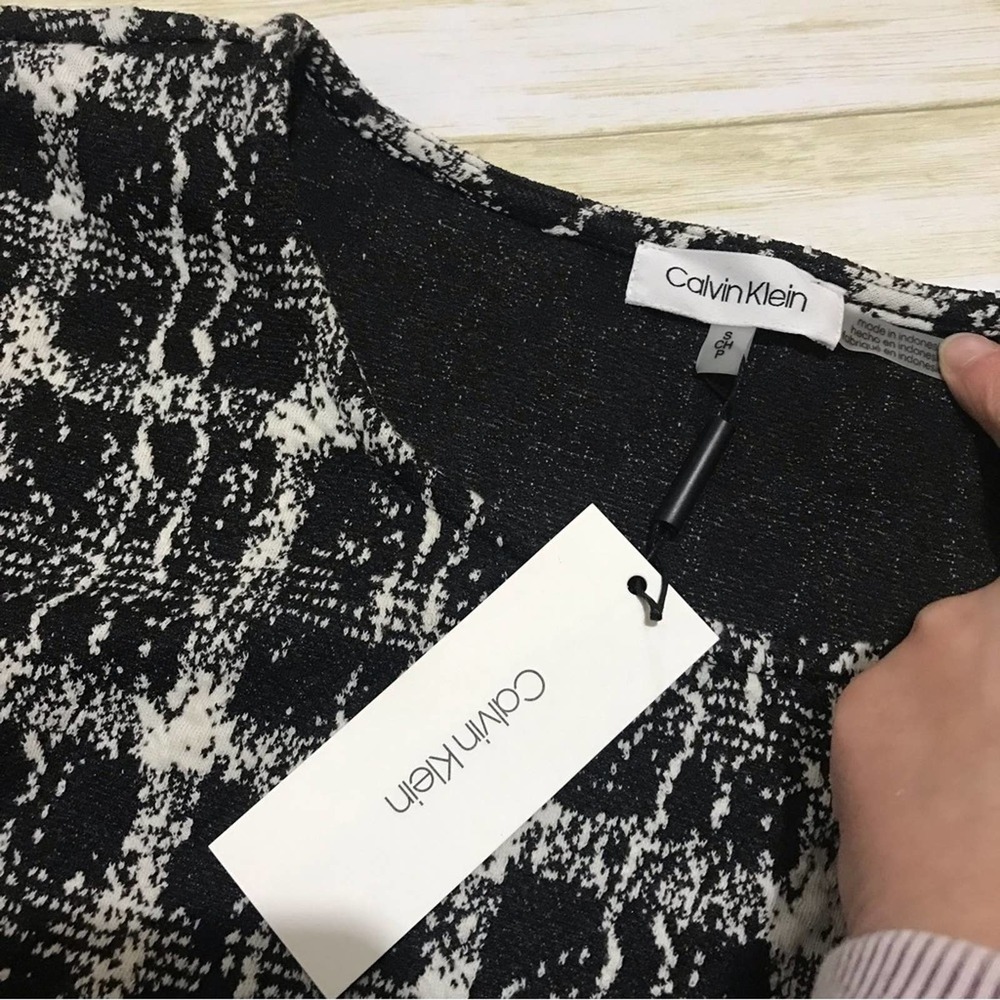 Calvin Klein NWT Black White Plaid Blouse Top Fluted Bell Sleeves Size Small - Picture 2 of 5
